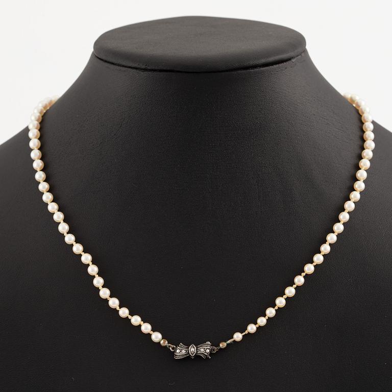Pearl necklace, two pieces with graduated pearls, clasp silver.