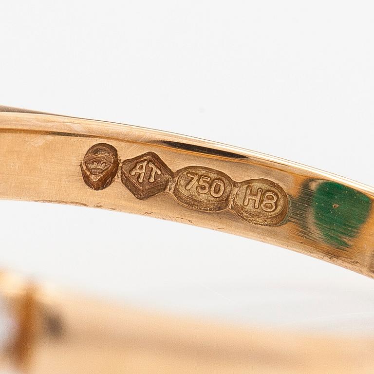 Ring in 18K gold, with a pear-cut emerald and diamonds. With IGI certificate.