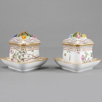 CRÈMEKOPPAR, ett par, porslin, "Flora Danica", Royal Copenhagen, 1900-tal.