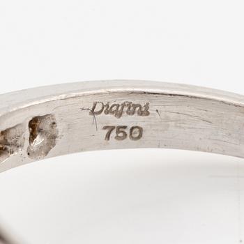 Ring 18K vitguld med en fasettslipad rubin och runda briljantslipade diamanter.