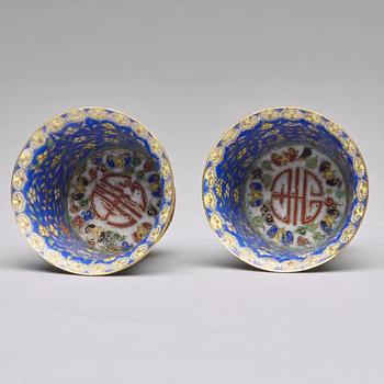 A pair of cloisonné tea cups with hotwater liners, Qing dynasty, 19th Century.