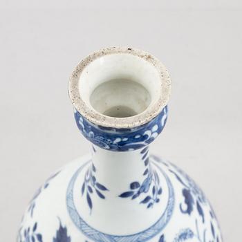 A blue and white porcelain vase, China, Qingdynasty, 19th century.