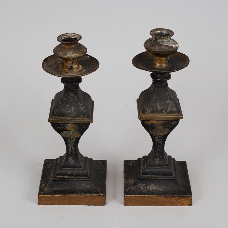 LJUSSTAKAR, ett par, målad plåt, 1800-talets mitt.