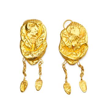 A pair of gold earrings. Song dynasty (960-1279).