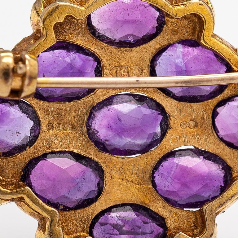 A 9K gold brooch with amethysts and cultured pearls. England.