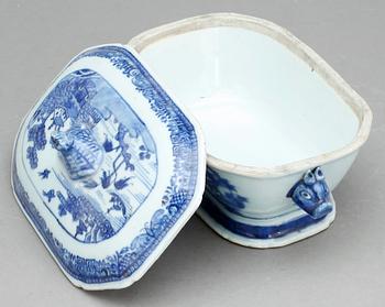 SMÖRTERRIN, porslin, kina, Qingdynastin, Qianlong 1700-tal.