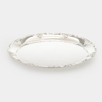 Tarjotin, hopeaa, Auran Kultaseppä Oy, Turku 1976.