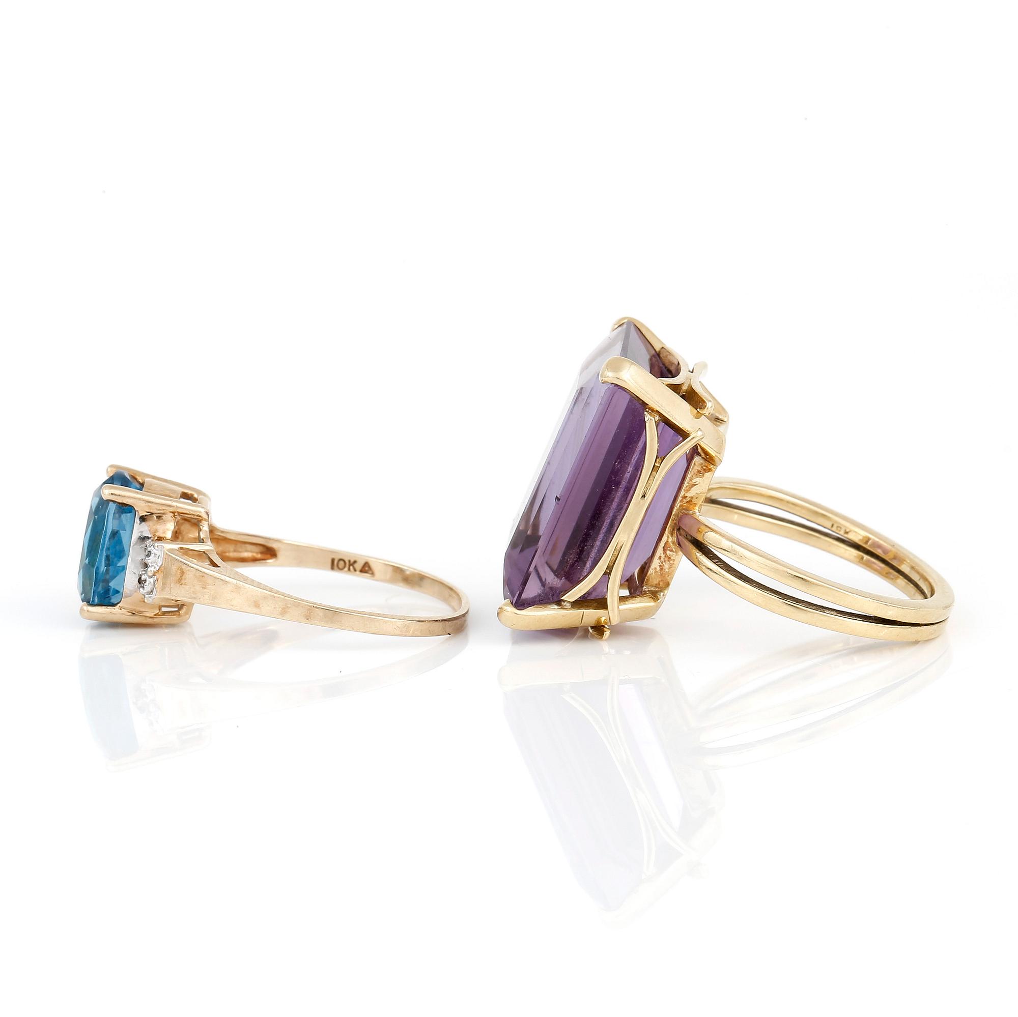 RINGAR, 2 st, med ametist och blå topas, olika guld halter.
