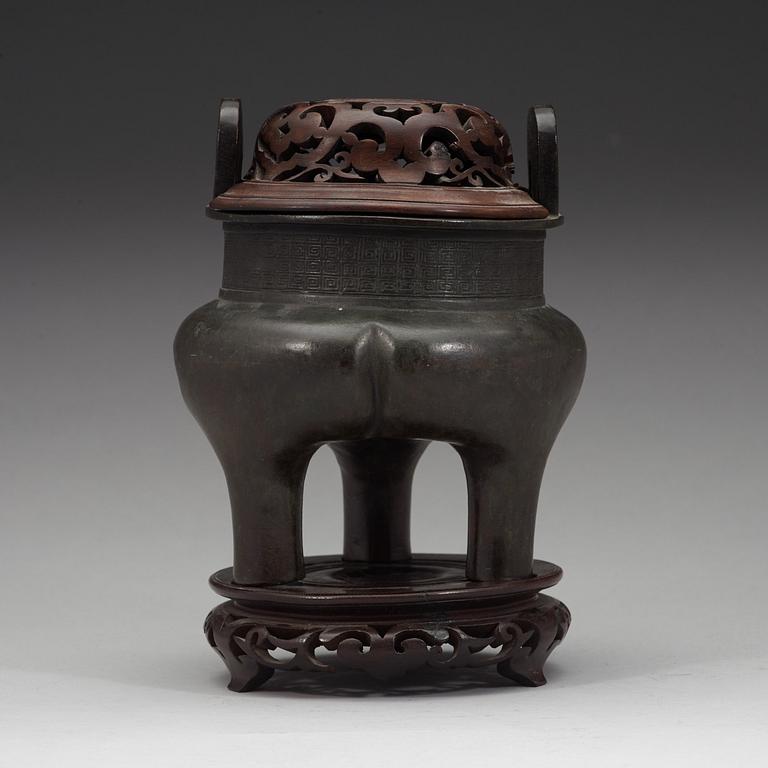 A bronze tripod censer, Qing dynasty (1644-1912).