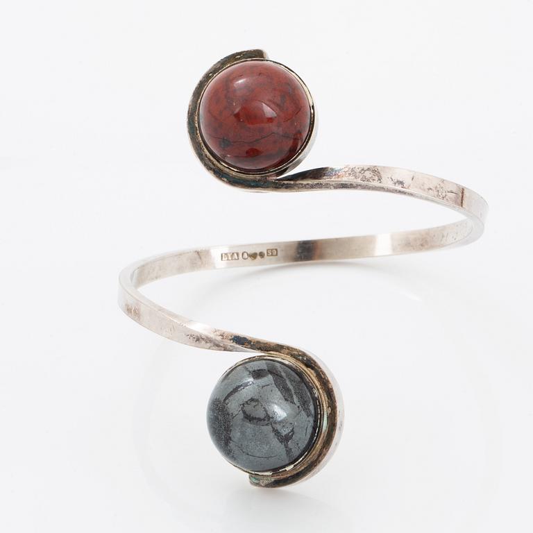 Armring Stenlya, sterlingsilver med cabochonslipade stenar.
