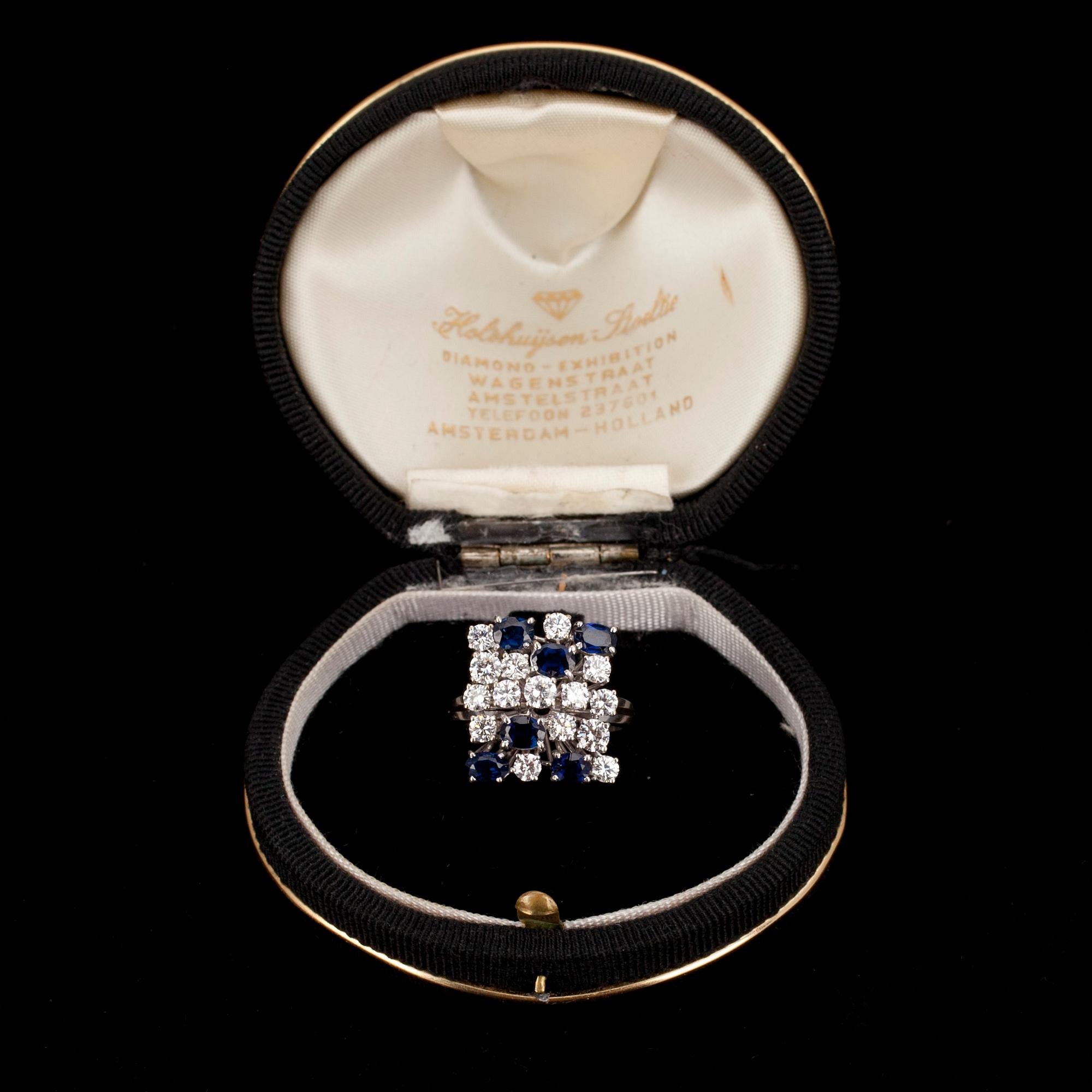 RING. Briljantslipade diamanter ca 1.50 ct. Safirer ca 1.3 ct. 18K vitguld.