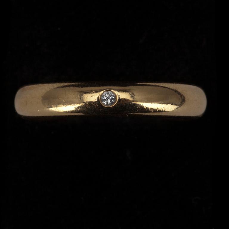 RING, guld 18K, liten diamant. Torbjörn Tillander, Helsingfors 2001. Vikt 5,6 g.