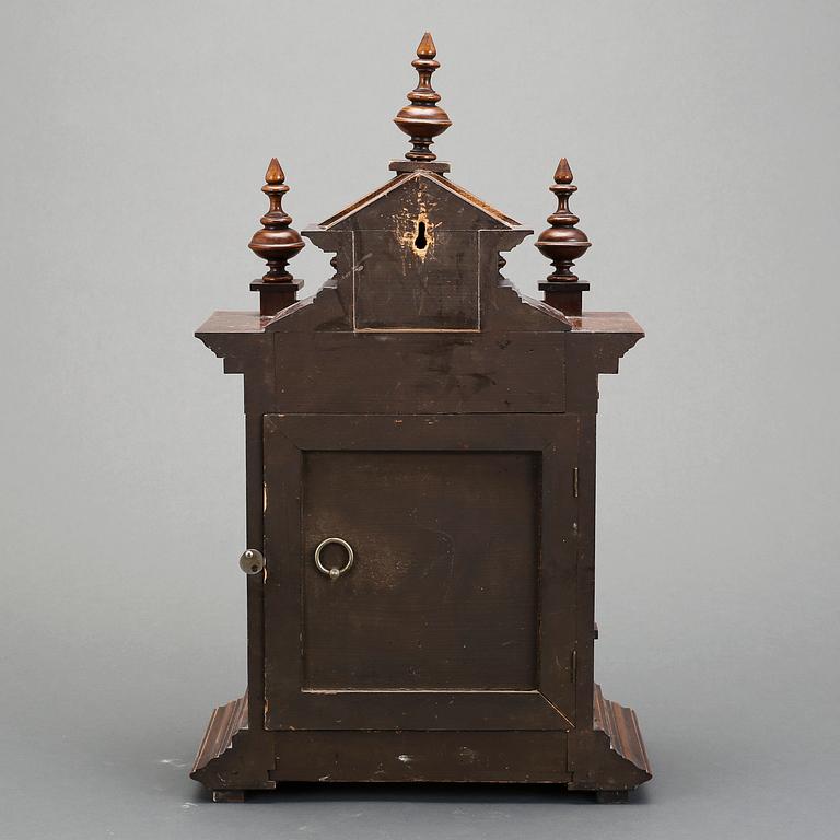 BORDSUR, nyrenässans. 1800-talets slut. Urverket märkt Junghans.