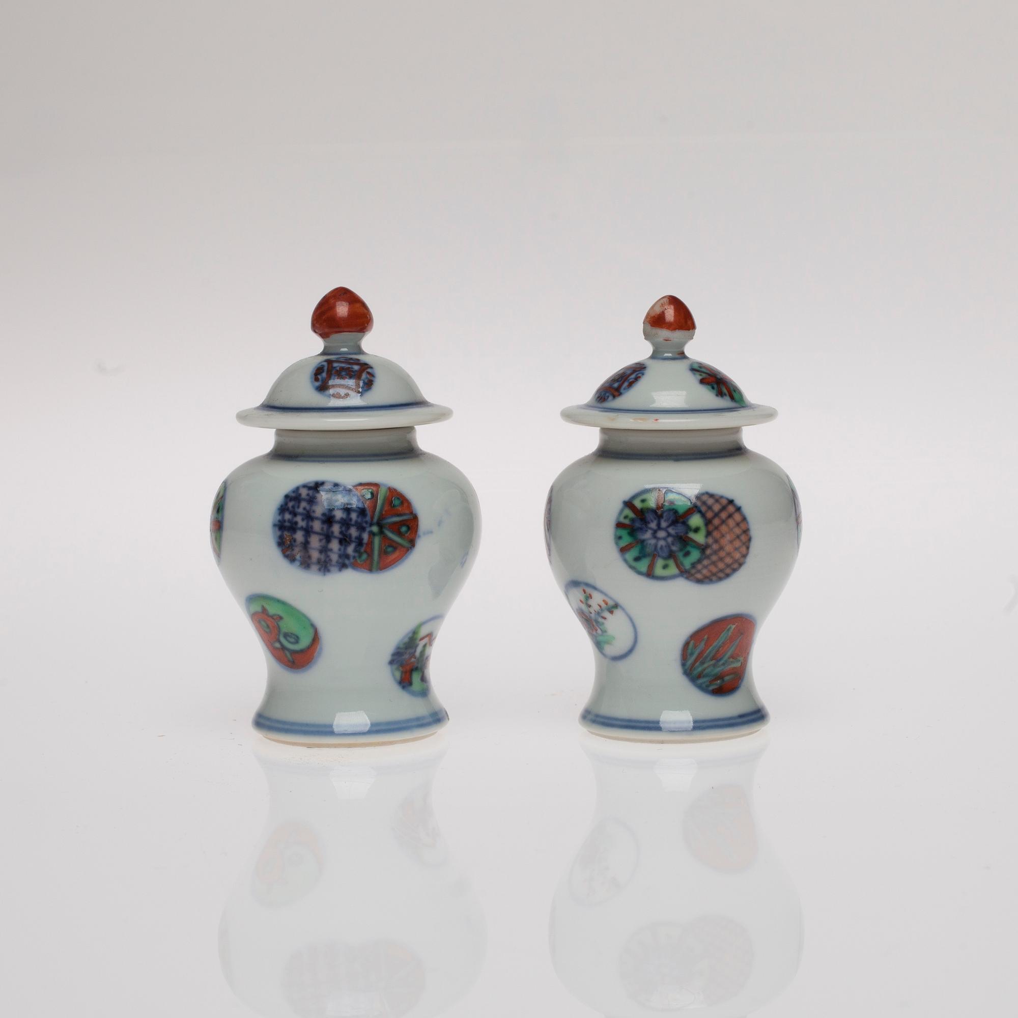 KINESISKA URNOR MED LOCK, ett par, början av 1900-talet.