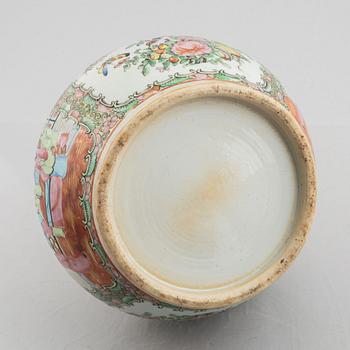 Vas med lock, porslin, Kina. Qingdynastin, Kanton, 1800-talets senare del.