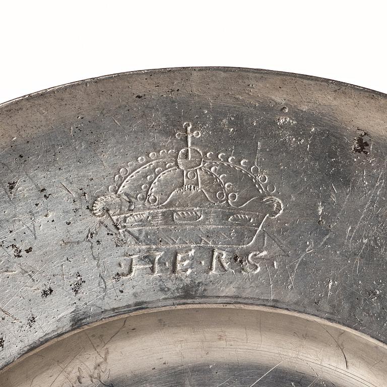 A H.E.R.S engraved pewter dish by Thomas Hicks 1680.