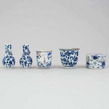 A lot of chinese blue and white box with cover, one cup, two vases and one imari cup. Qing dynasty, 18th/19th century.