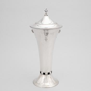 Pokal med lock, silver, 1900-tal, stämplad EM O Möller.