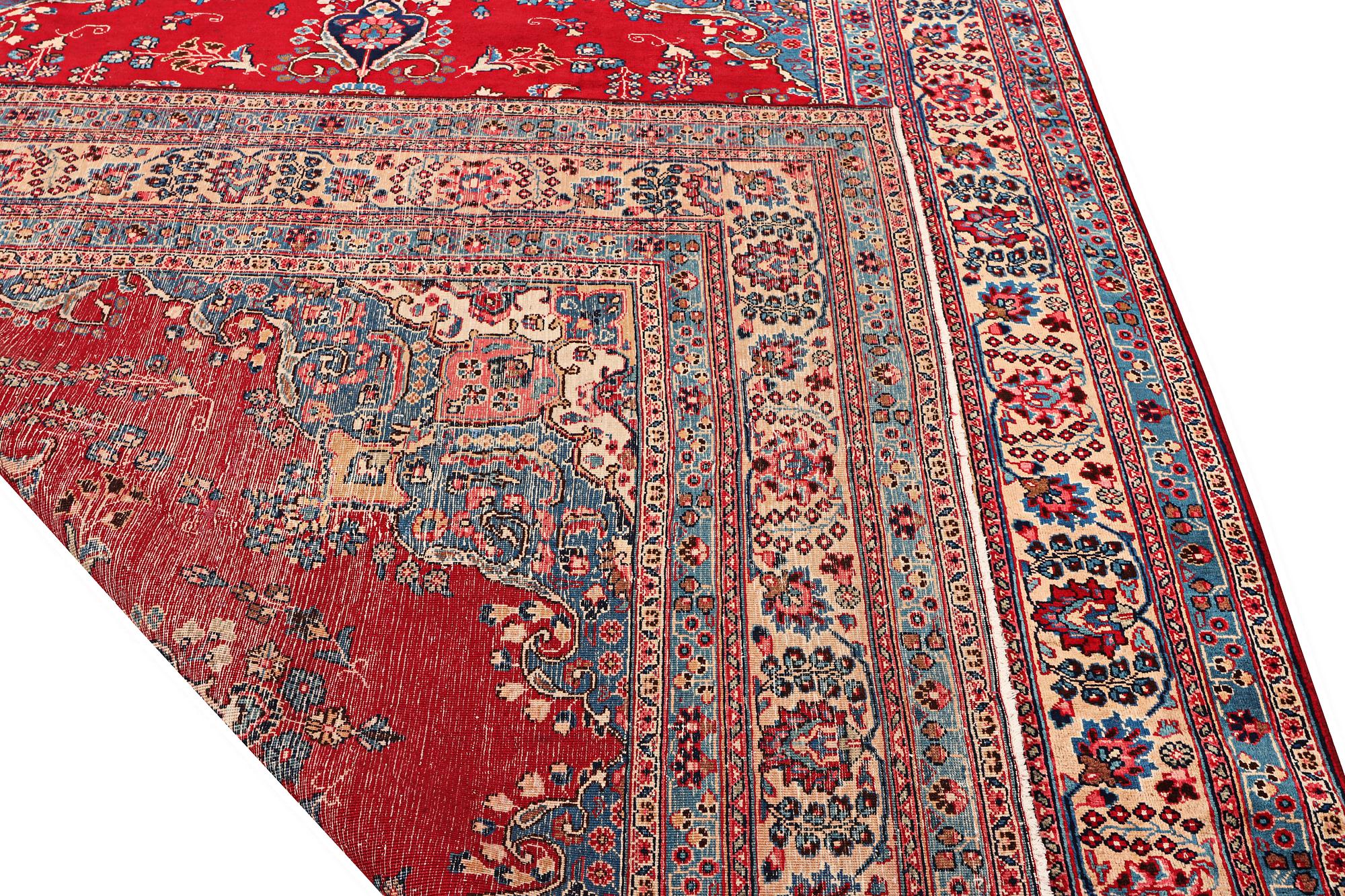 A Kashan carpet, a. 337 x 246 cm.