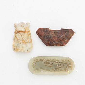 Amuletter, tre stycken, nefrit, Kina.