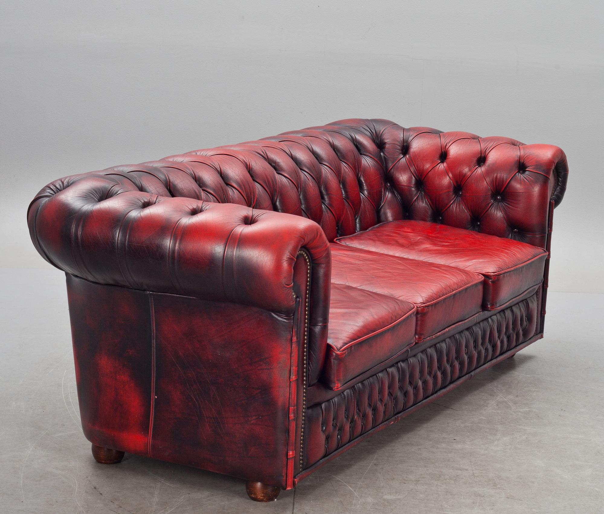 SOFFA OCH FÅTÖLJ, Winchester England. 1900-talets andra hälft. Sk. Chesterfield-modell.