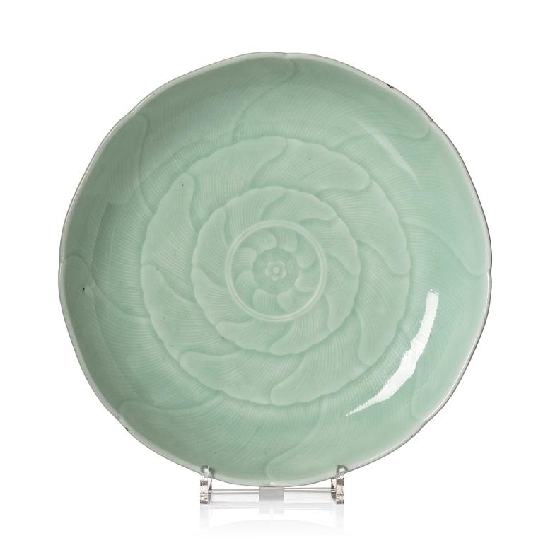 A large celdon glazed dish, Qing dynasty, 19th century.