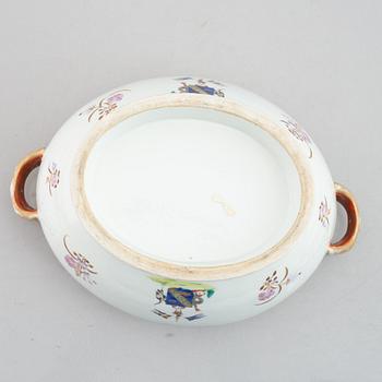 An armorial tureen with cover, China, 20th century.