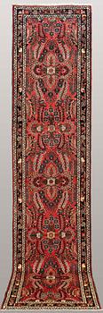 A runner, Hamadan, ca 376 x 86 cm.
