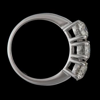 RING 18k vitguld med briljantslipade diamanter tot. ca 3.15 ct. Vikt 6,3 g.