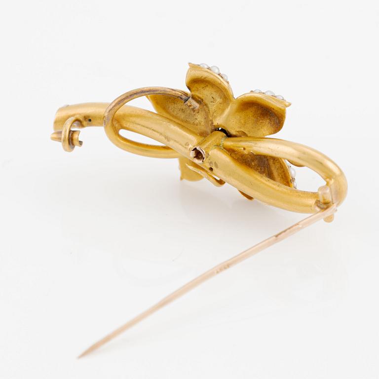 Flower brooch in 14K gold with old-cut diamonds and pearls.