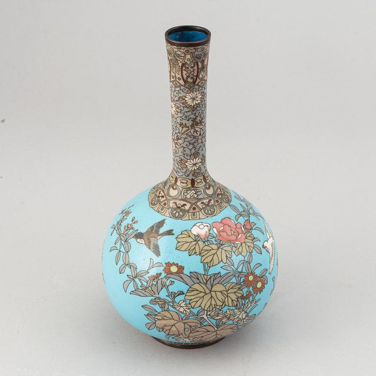 Porslinsföremål, 10 st samt vas, cloisonne, porslin. Kina, 1700-1900-tal.