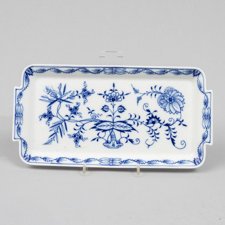 Tea caddy and three dishes, "Zwiebelmuster/Onion Pattern" , Meissen.