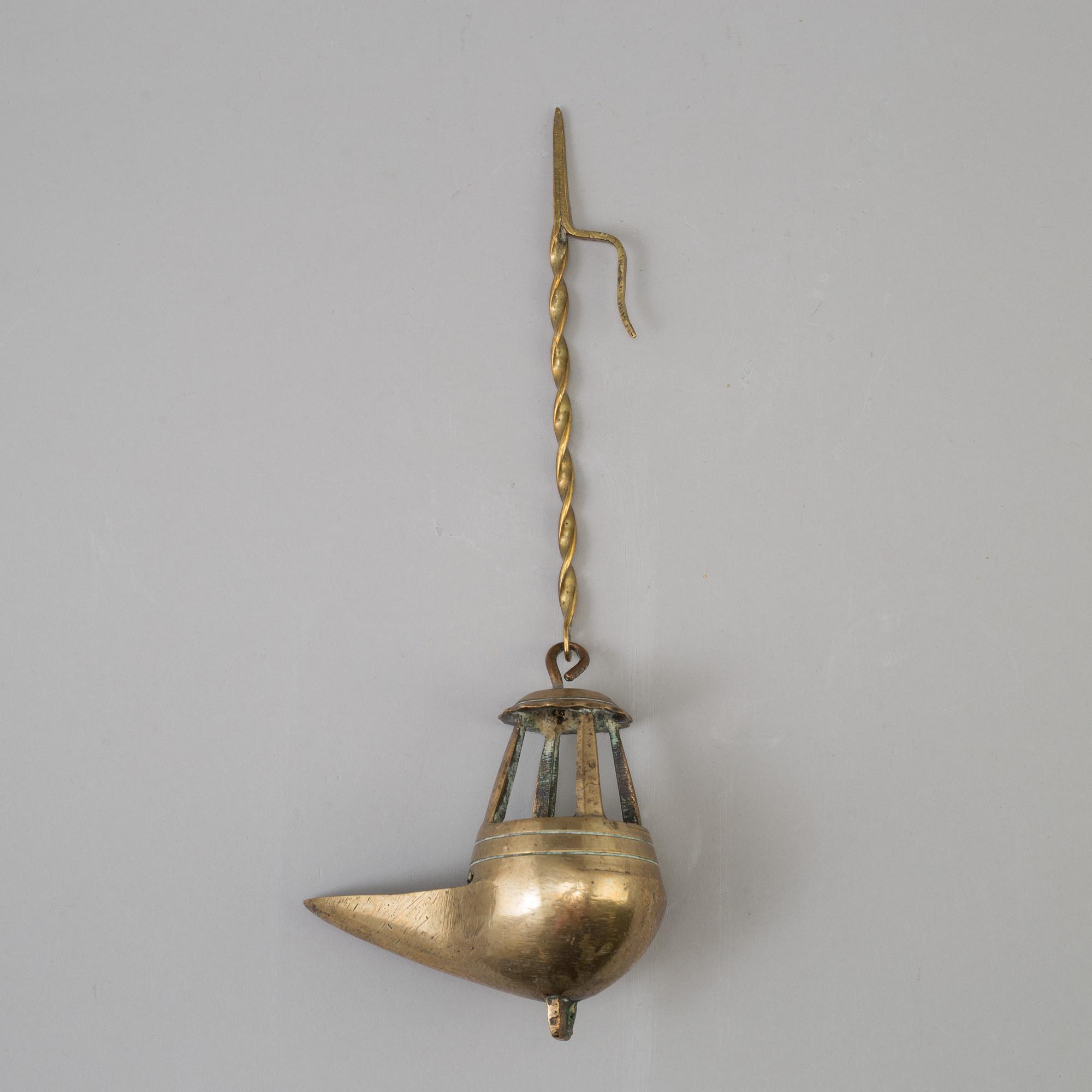 AN 18TH CENTURY BRONZE OIL LAMP.