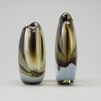 GUNNAR NYLUND, 2 glass vases, "Shark tooth", Strömbergshyttan.