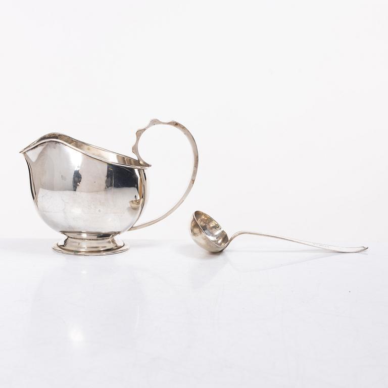 Såskanna, silver, Nordisk Silverkonst, Helsingborg 1947 samt såssked Johan Wahlström, Jönköping 1835.