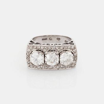 441. An 18K white gold ring set with old- and eight-cut diamonds.