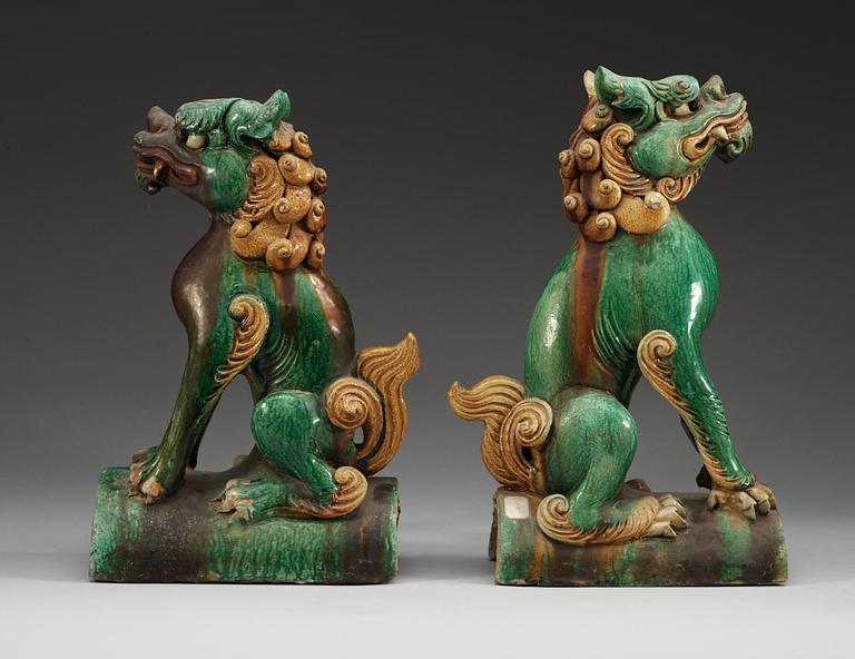 A pair of roof tiles figures, late Ming dynasty (1368-1644).