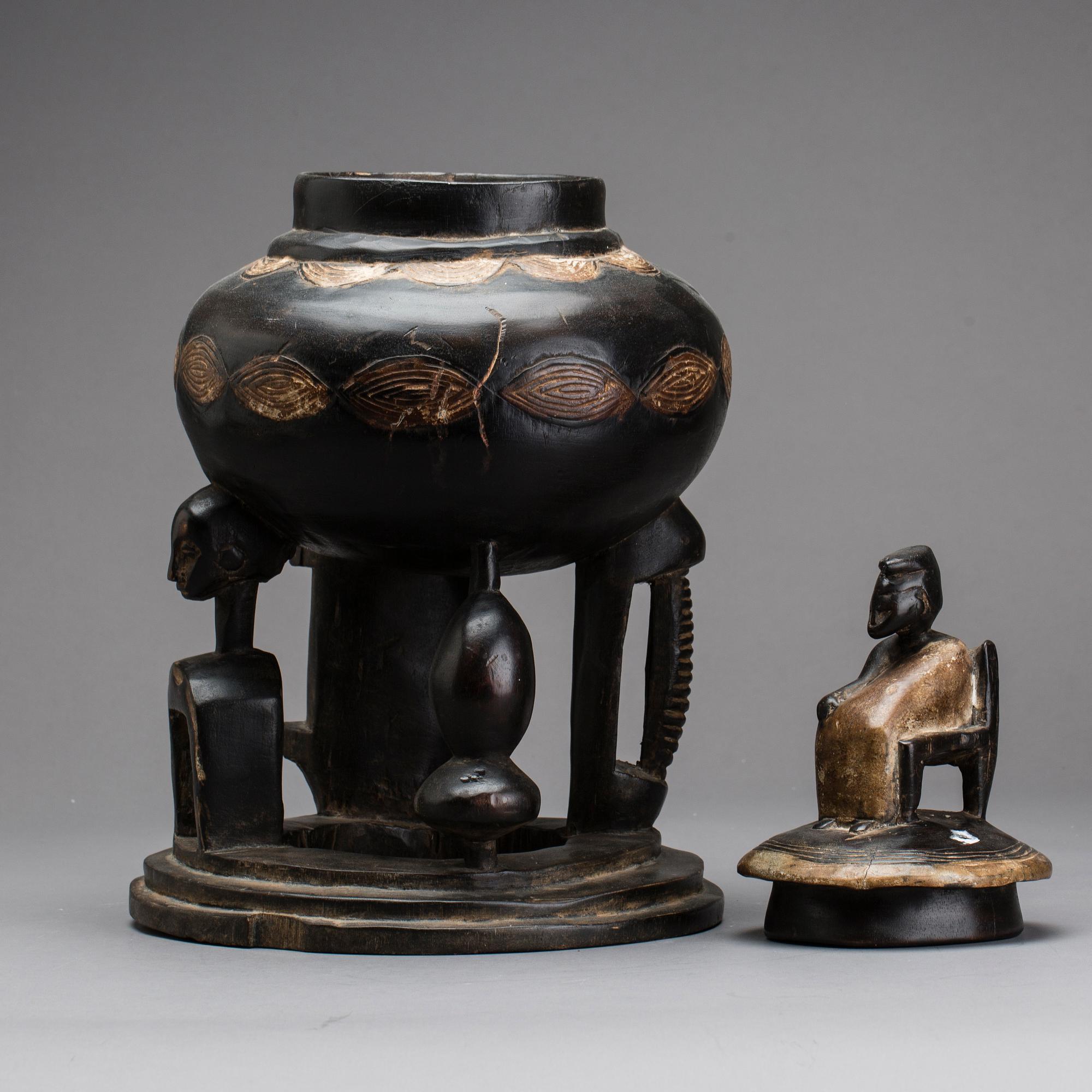 URNA MED LOCK, trä, etnografika.