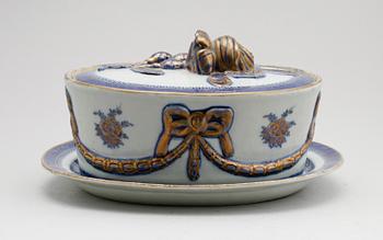 TERRIN MED LOCK OCH FAT, porslin, Kina, Qianlong (1736-1795).