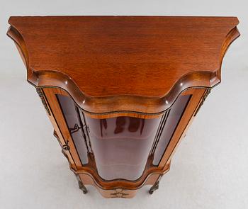 VITRINSKÅP, Louis XVI-stil, 1900-talets andra hälft.