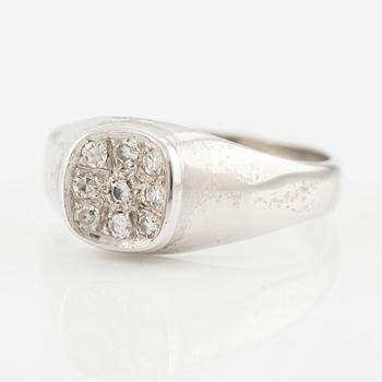 Ring in 18K white gold with round brilliant-cut diamonds.