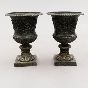 TRÄDGÅRDSURNOR, 1 par, gjutjärn, 1900-/2000-tal.