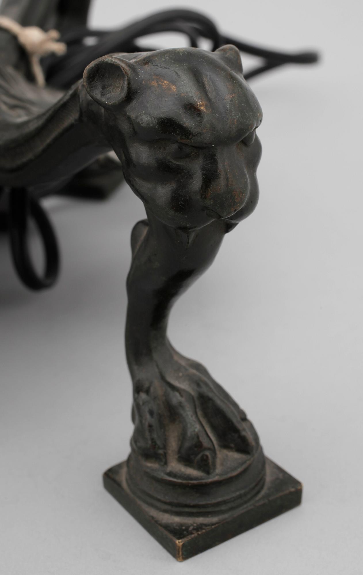 BORDSARMATUR. Brons. 1900-talets första hälft.