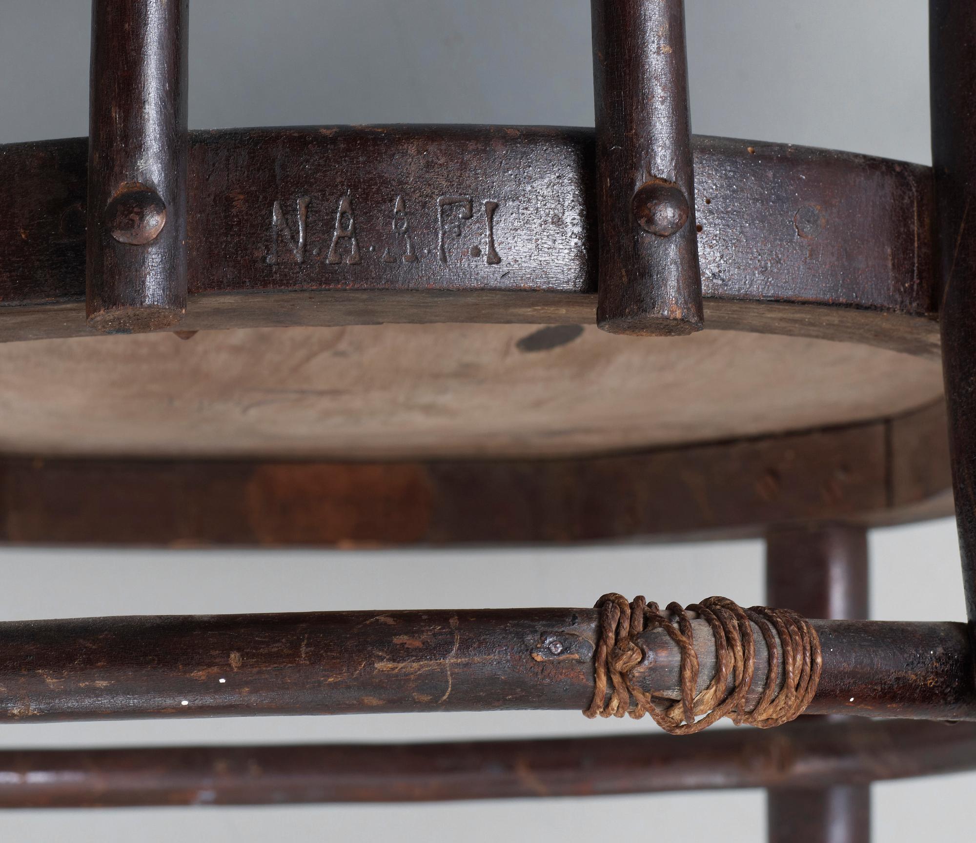 KARMSTOL, etikettmärkt Kohn, tidigt 1900-tal.