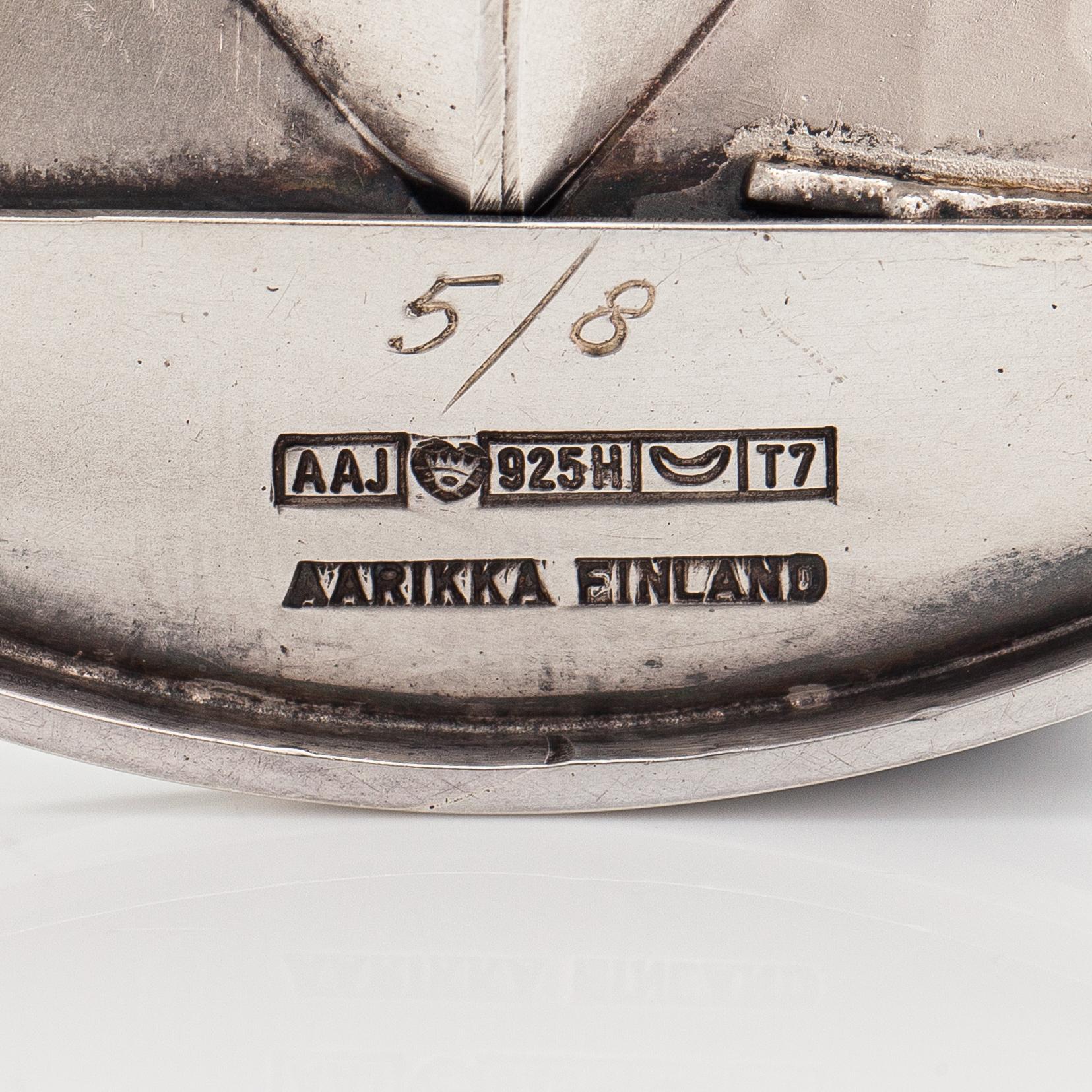 Kaija Aarikka, Brosch, sterlingsilver, numrerad 5/8. Alpo Jääskeläinen, Helsingfors 1972.