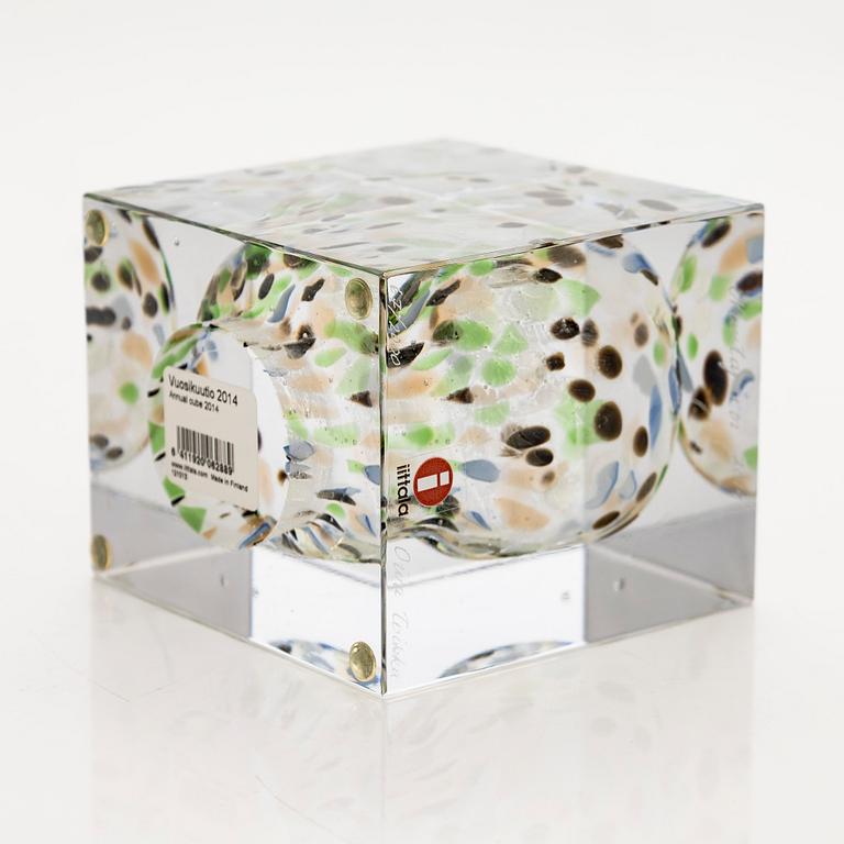 Oiva Toikka, an annual glass cube signed Oiva Toikka Nuutajärvi 2014, numbered 67/2000.