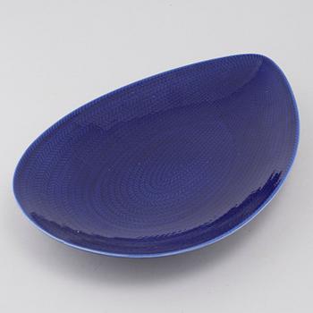 34 pieces of porcelain tableware by Hertha Bengtson for Rörstrand, model "Blå eld", second half of the 20th century.