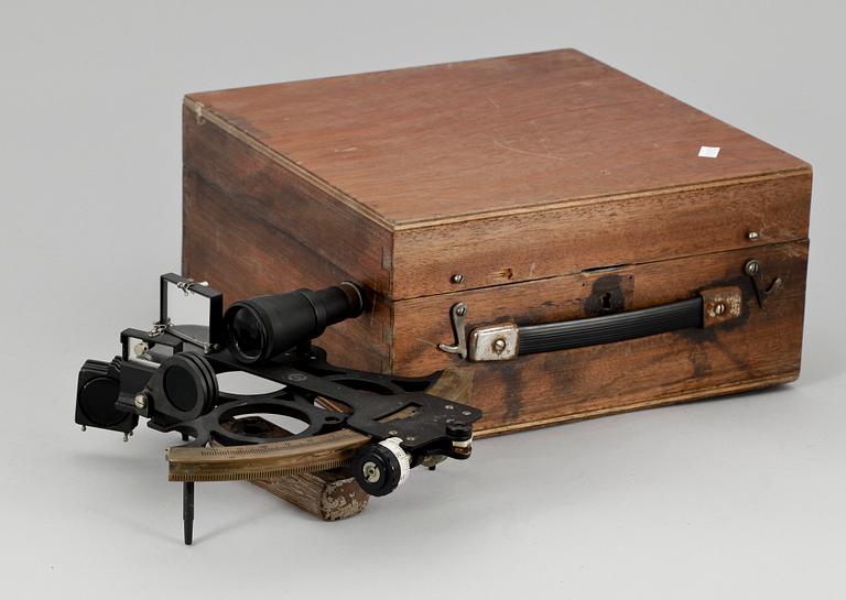 NAUTISKA INSTRUMENT, 3 st, bla sextant, 1900-tal.