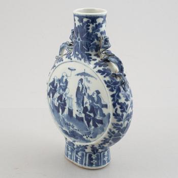 A Chinese blue and white porcelain moonflask, Qing dynasty, 19th century.