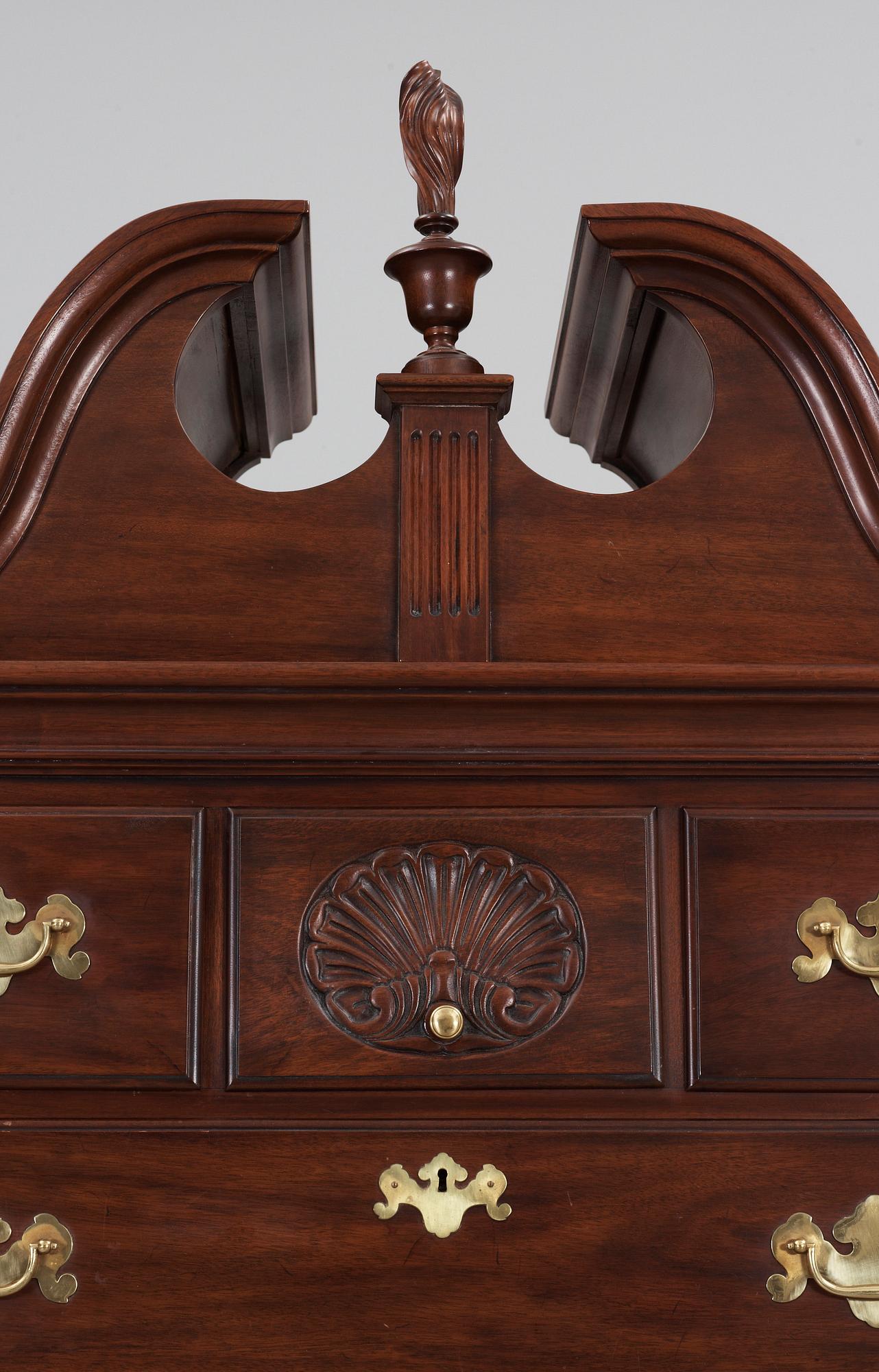 BYRÅ, "Tallboy", Henkel Harris, Virginia Galleries, omkring 1900-talets mitt, brännmärkt.